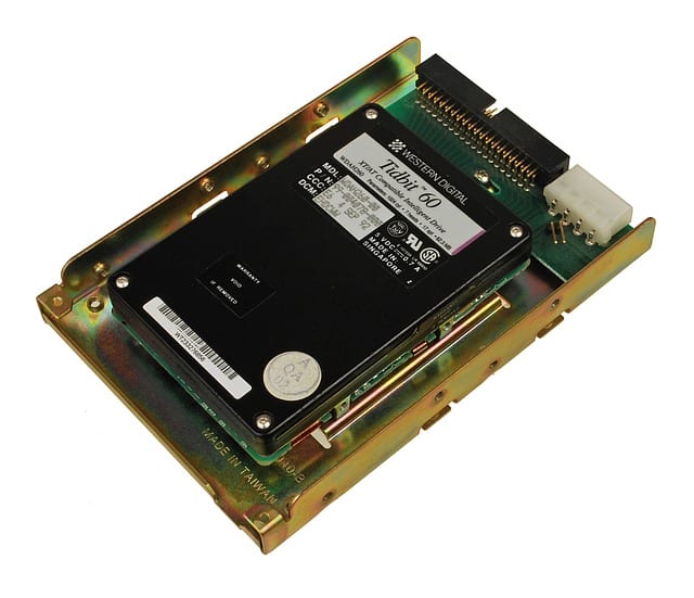 open-hard-drive-1200075_640
